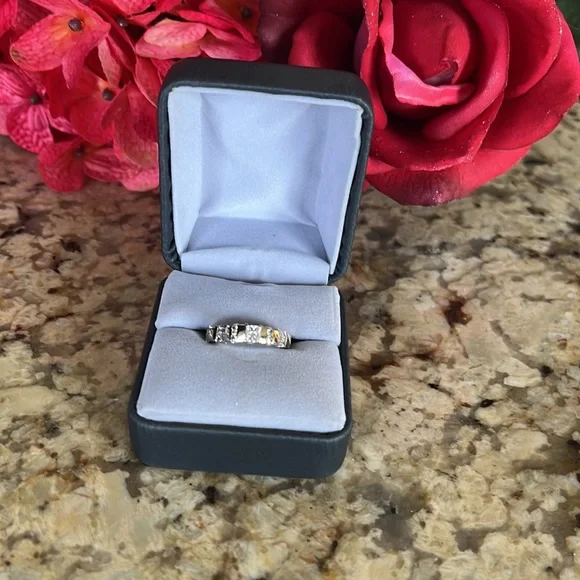 Princess cut. Diamond. Engagement Ring - Picture 5 of 16